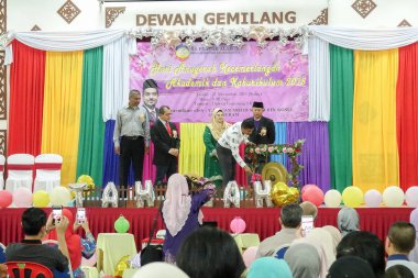 Kuala Lumpur, 21 Kasım 2018. Kimliği belirlenemeyen öğrenciler ve veliler y›l ödül veren caremony İlköğretim Okulu Selangor, Malezya, sonunda.