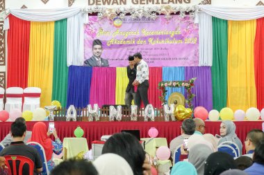 Kuala Lumpur, 21 Kasım 2018. Kimliği belirlenemeyen öğrenciler ve veliler y›l ödül veren caremony İlköğretim Okulu Selangor, Malezya, sonunda.