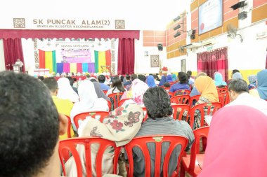 Kuala Lumpur, 21 Kasım 2018. Kimliği belirlenemeyen öğrenciler ve veliler y›l ödül veren caremony İlköğretim Okulu Selangor, Malezya, sonunda.