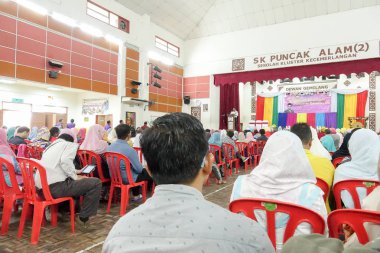 Kuala Lumpur, 21 Kasım 2018. Kimliği belirlenemeyen öğrenciler ve veliler y›l ödül veren caremony İlköğretim Okulu Selangor, Malezya, sonunda.