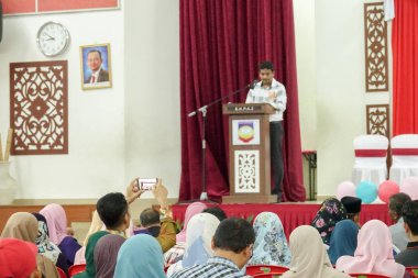 Kuala Lumpur, 21 Kasım 2018. Kimliği belirlenemeyen öğrenciler ve veliler y›l ödül veren caremony İlköğretim Okulu Selangor, Malezya, sonunda.