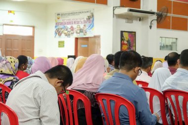 Kuala Lumpur, 21 Kasım 2018. Kimliği belirlenemeyen öğrenciler ve veliler y›l ödül veren caremony İlköğretim Okulu Selangor, Malezya, sonunda.