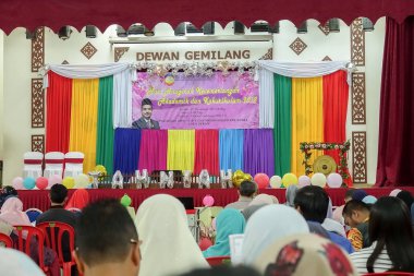 Kuala Lumpur, 21 Kasım 2018. Kimliği belirlenemeyen öğrenciler ve veliler y›l ödül veren caremony İlköğretim Okulu Selangor, Malezya, sonunda.
