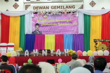 Kuala Lumpur, 21 Kasım 2018. Kimliği belirlenemeyen öğrenciler ve veliler y›l ödül veren caremony İlköğretim Okulu Selangor, Malezya, sonunda.