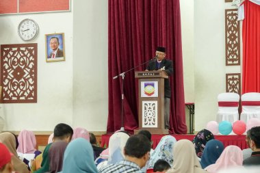 Kuala Lumpur, 21 Kasım 2018. Kimliği belirlenemeyen öğrenciler ve veliler y›l ödül veren caremony İlköğretim Okulu Selangor, Malezya, sonunda.