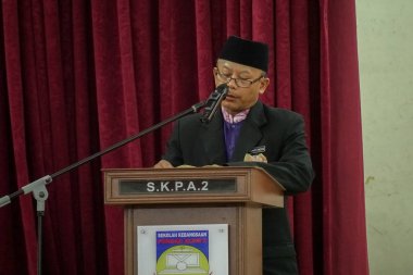 Kuala Lumpur, 21 Kasım 2018. Kimliği belirlenemeyen öğrenciler ve veliler y›l ödül veren caremony İlköğretim Okulu Selangor, Malezya, sonunda.