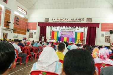Kuala Lumpur, 21 Kasım 2018. Kimliği belirlenemeyen öğrenciler ve veliler y›l ödül veren caremony İlköğretim Okulu Selangor, Malezya, sonunda.
