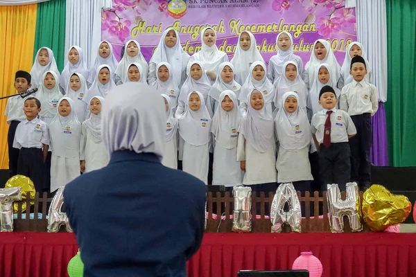 Kuala Lumpur, 21 Kasım 2018. Kimliği belirlenemeyen öğrenciler ve veliler y›l ödül veren caremony İlköğretim Okulu Selangor, Malezya, sonunda.