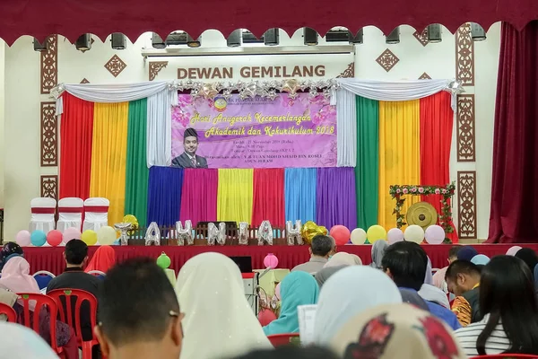 Kuala Lumpur, 21 Kasım 2018. Kimliği belirlenemeyen öğrenciler ve veliler y›l ödül veren caremony İlköğretim Okulu Selangor, Malezya, sonunda.