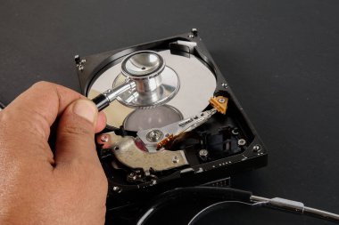 Kurtarma ve onarım teknoloji kavramı: siyah bir arka plan üzerinde izole stetoskop Sabit Disk Sürücüsü (Hdd)