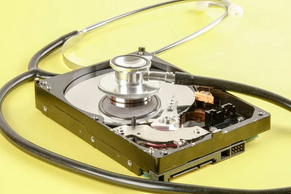 Herstel Reparatie Technologie Concept Harde Schijfaandrijving Hdd Met Stethoscoop Geïsoleerd — Stockfoto