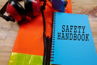 Sağlık, emniyet ve çevre kavramsal genel metinleri ve standart inşaat güvenlik ekipmanları ile