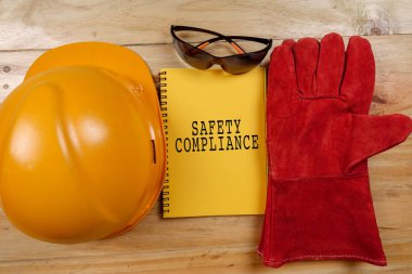 Sağlık, emniyet ve çevre kavramsal genel metinleri ve standart inşaat güvenlik ekipmanları ile