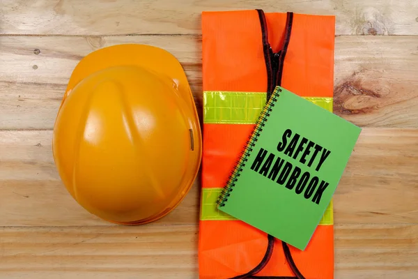 Sağlık, emniyet ve çevre kavramsal genel metinleri ve standart inşaat güvenlik ekipmanları ile