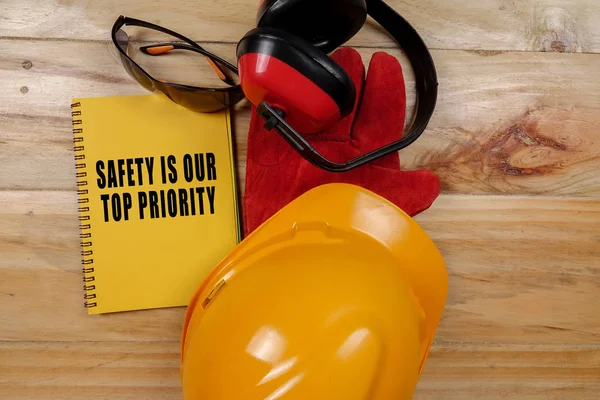 Sağlık, emniyet ve çevre kavramsal genel metinleri ve standart inşaat güvenlik ekipmanları ile