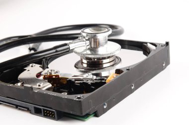 Kurtarma ve onarım teknoloji kavramı: beyaz izole stetoskop Sabit Disk Sürücüsü (Hdd).