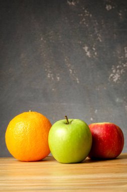 Bir portakal ve elma grunge siyah arka plan üzerinde