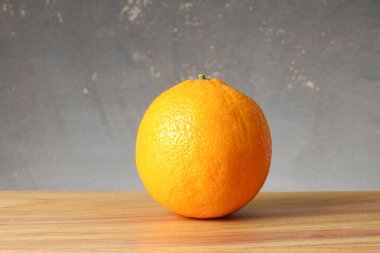 Portakal grunge siyah arka plan üzerinde ahşap bir masa üzerinde.