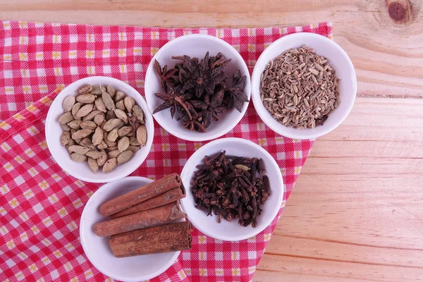 Especias Indias Una Mesa Madera Con Ropa Mesa Roja — Foto de Stock