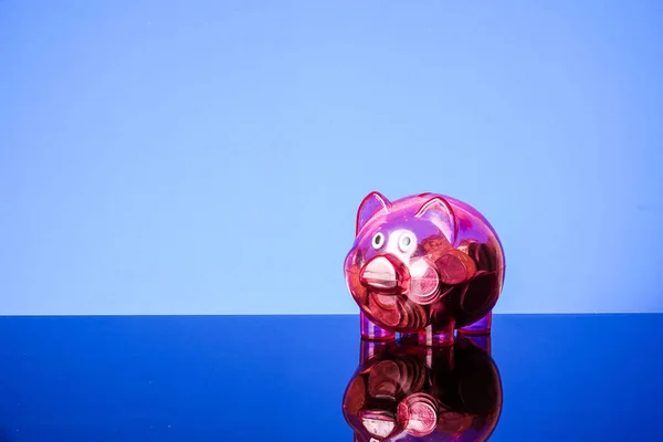 Conceito Poupança Com Pote Pedreiro Moedas Porquinho Fundo Azul — Fotografia de Stock