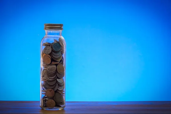保存概念与马松罐 硬币和存钱罐在蓝色背景 — 图库照片