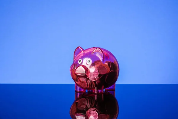 Concept Met Mason Jar Munten Piggy Bank Slaan Een Blauwe — Stockfoto