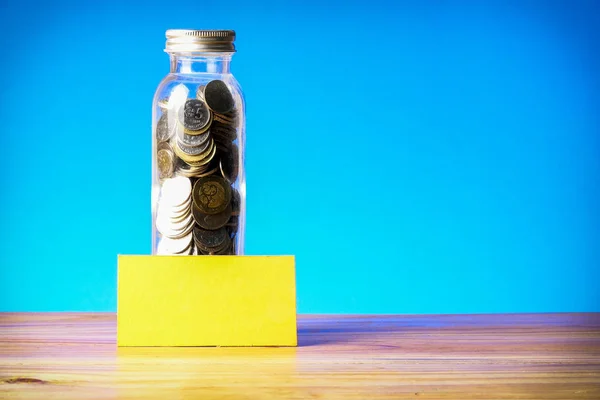 Concept Met Mason Jar Munten Piggy Bank Slaan Een Blauwe — Stockfoto