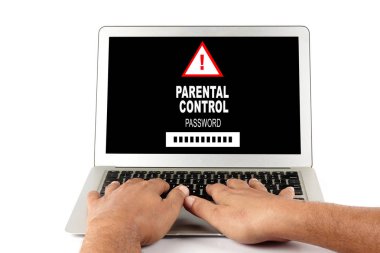 Teknoloji çocuk koruma kavramı: laptop ekran üzerinde ebeveyn kontrolü ile bir dizüstü bilgisayar kullanarak adam.