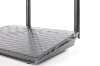 Beyaz arka plan üzerinde izole Modern kablosuz internet yönlendirici