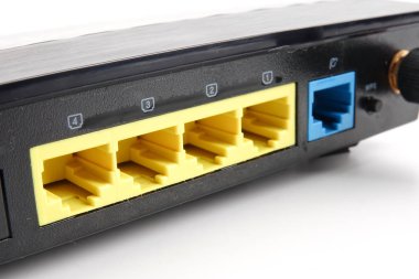 Beyaz arka plan üzerinde izole Modern kablosuz internet yönlendirici