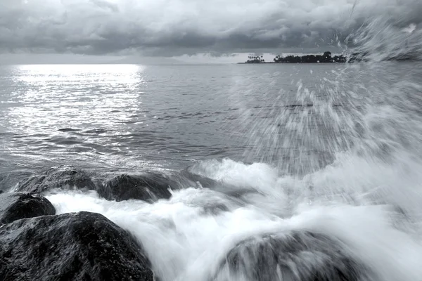 Vlny Stříkající Přírodní Pobřežních Skal Černá Bílá — Stock fotografie