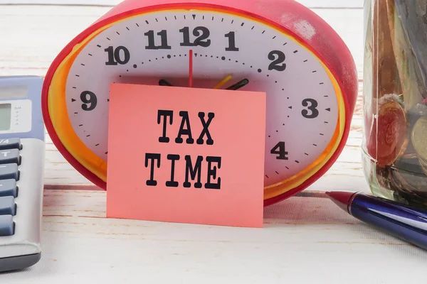 Tax Dia Conceito Relógio Nota Vermelha Calculadora Moedas Frasco Pedreiro — Fotografia de Stock