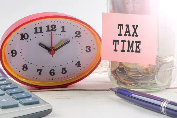 Tax Dia Conceito Relógio Nota Vermelha Calculadora Moedas Frasco Pedreiro — Fotografia de Stock
