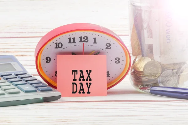 Tax Day Консепт Годинник Червона Нотатка Калькулятор Монети Мулярній Банці — стокове фото