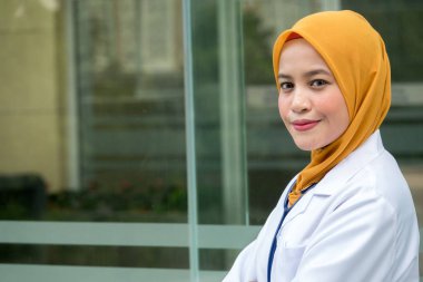 Kendine güvenen kadın doktor ofisi infront ayakta ve kamera, sağlık ve önleme kavramı gülümseyen