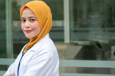 Kendine güvenen kadın doktor ofisi infront ayakta ve kamera, sağlık ve önleme kavramı gülümseyen