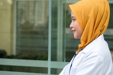 Kendine güvenen kadın doktor ofisi infront ayakta ve kamera, sağlık ve önleme kavramı gülümseyen