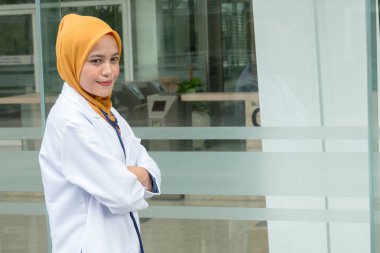 Kendine güvenen kadın doktor ofisi infront ayakta ve kamera, sağlık ve önleme kavramı gülümseyen