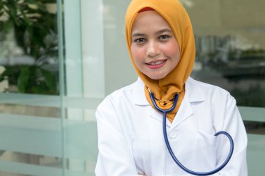 Kendine güvenen kadın doktor ofisi infront ayakta ve kamera, sağlık ve önleme kavramı gülümseyen