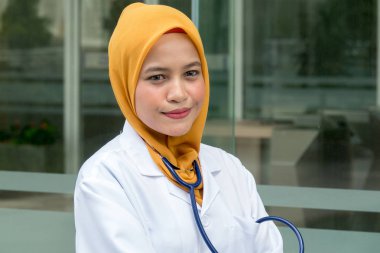 Kendine güvenen kadın doktor ofisi infront ayakta ve kamera, sağlık ve önleme kavramı gülümseyen