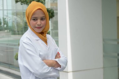 Kendine güvenen kadın doktor ofisi infront ayakta ve kamera, sağlık ve önleme kavramı gülümseyen