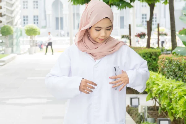 Doctora Joven Parada Jardín Sonriente Ante Cámara Cuidado Salud Concepto — Foto de Stock