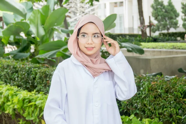 Doctora Joven Parada Jardín Sonriente Ante Cámara Cuidado Salud Concepto —  Fotos de Stock