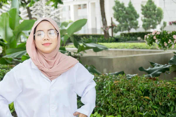 Dokter Wanita Muda Berdiri Taman Dan Tersenyum Pada Kamera Perawatan — Stok Foto