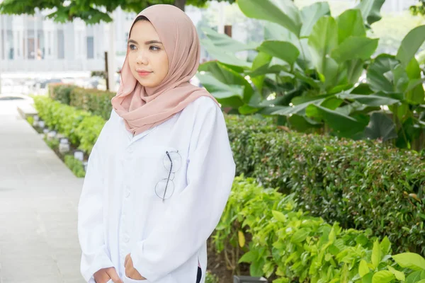 Dokter Wanita Muda Berdiri Taman Dan Tersenyum Pada Kamera Perawatan — Stok Foto