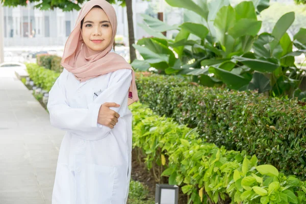 Doctora Joven Parada Jardín Sonriente Ante Cámara Cuidado Salud Concepto — Foto de Stock