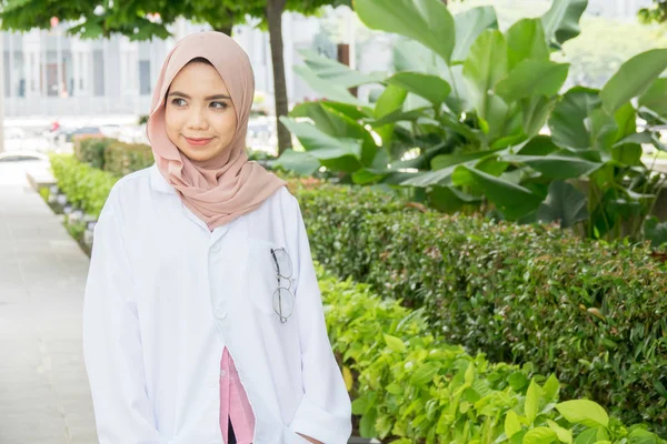 Doctora Joven Parada Jardín Sonriente Ante Cámara Cuidado Salud Concepto — Foto de Stock