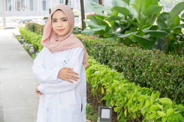 Dokter Wanita Muda Berdiri Taman Dan Tersenyum Pada Kamera Perawatan — Stok Foto