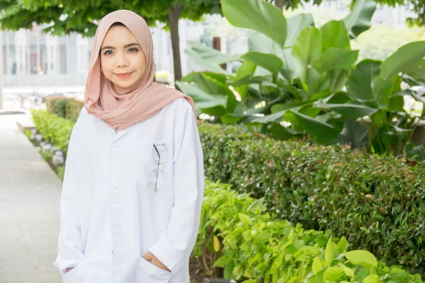 Doctora Joven Parada Jardín Sonriente Ante Cámara Cuidado Salud Concepto — Foto de Stock