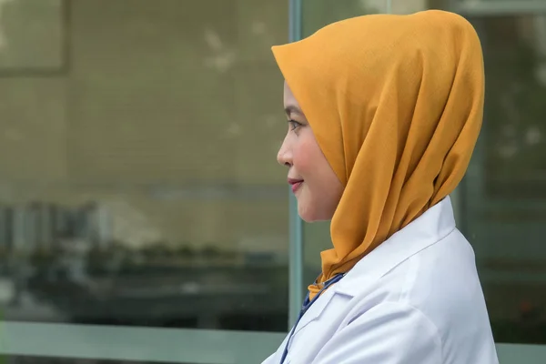 Dokter Wanita Yang Percaya Diri Berdiri Depan Kantor Dan Tersenyum — Stok Foto
